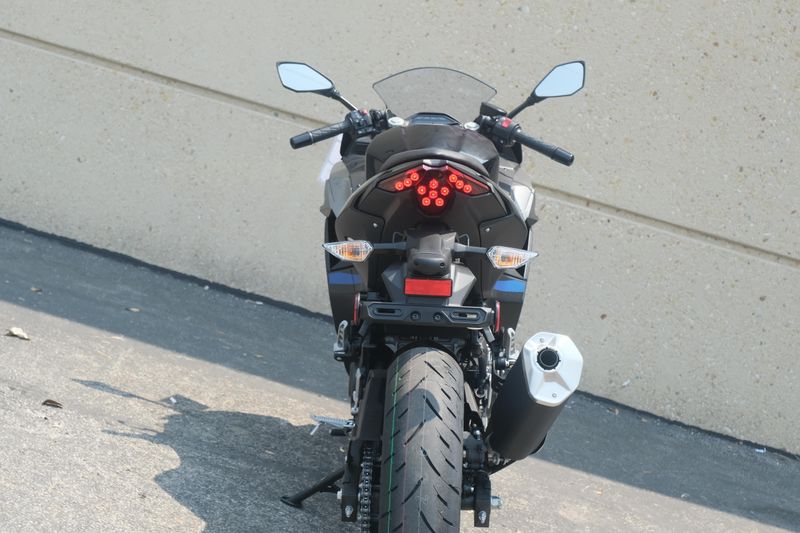 2025 Kawasaki NINJA 500 ABS METALLIC FLAT SPARK BLACK AND METALLIC SPARK BLACK AND METALLIC MOONDUST GRAY Image 6
