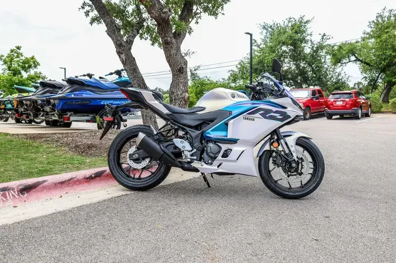 2025 Yamaha YZFR3 ABS LUNAR WHITE AND NEBULA BLUE Image 2