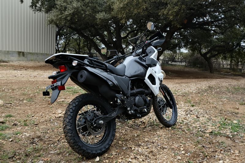 2025 Kawasaki KLR 650 PEARL CRYSTAL WHITE AND METALLIC CARBON GRAYImage 16