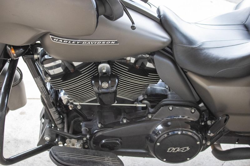 USED 2019 HARLEY STREET GLIDE SPECIAL Image 19