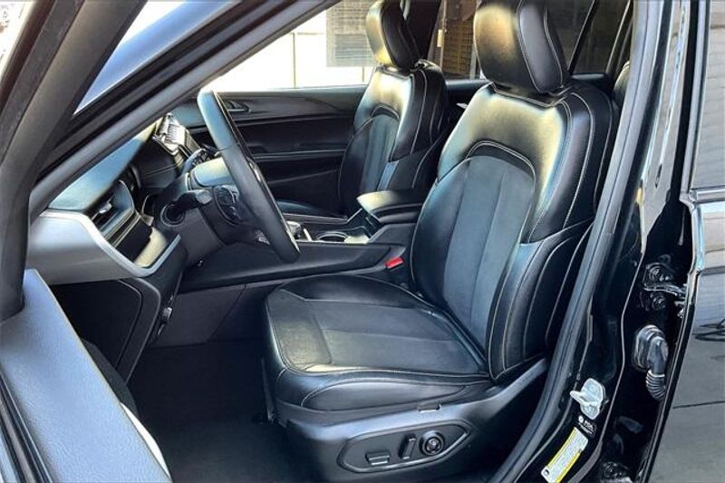 Used 2024 Jeep Grand Cherokee L AltitudeImage 24