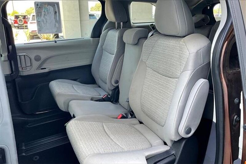Used 2022 Toyota Sienna LE HybridImage 25