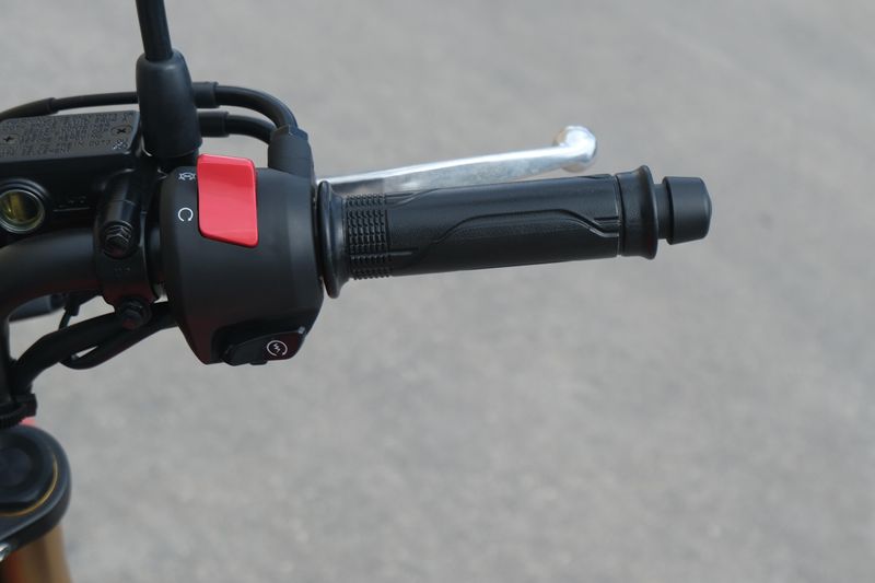 2025 Honda GROM CHERRY RED Image 13