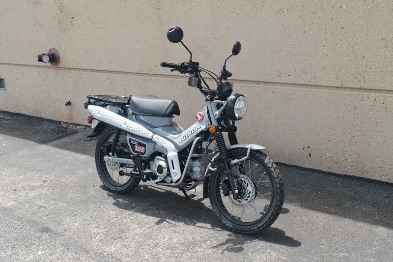 2025 Honda TRAIL 125 PEARL SMOKY GRAY Image 1