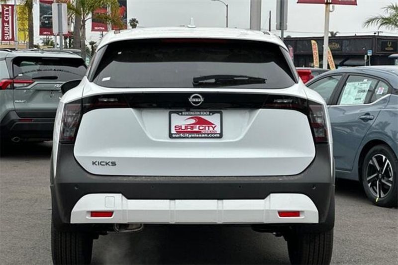 New 2025 Nissan Kicks SVImage 4