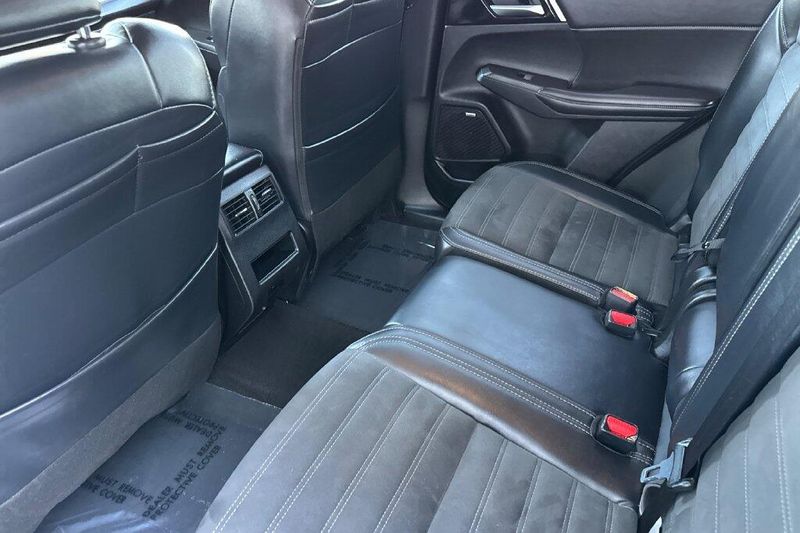 Used 2025 Mitsubishi Outlander SEImage 11