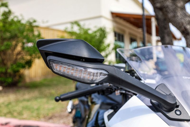 2025 CFMOTO 675SS  NEBULA WHITE Image 20
