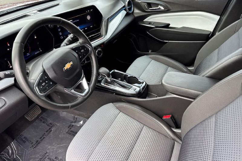 Used 2025 Chevrolet Trax LTImage 9