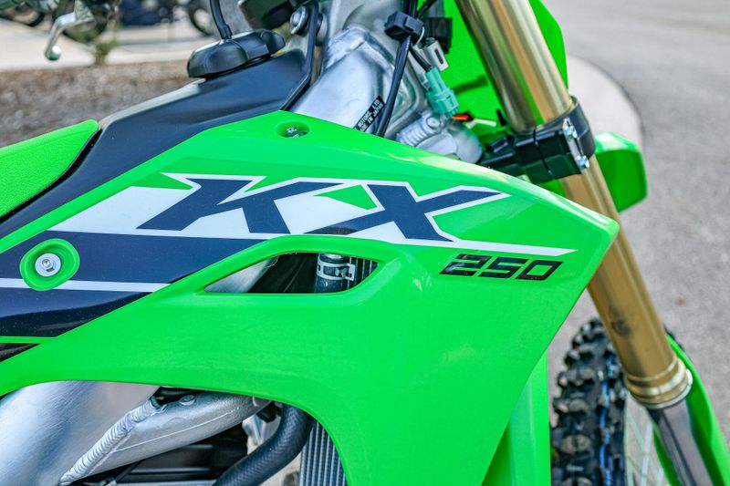 2025 Kawasaki KX 250  LIME GREENImage 3