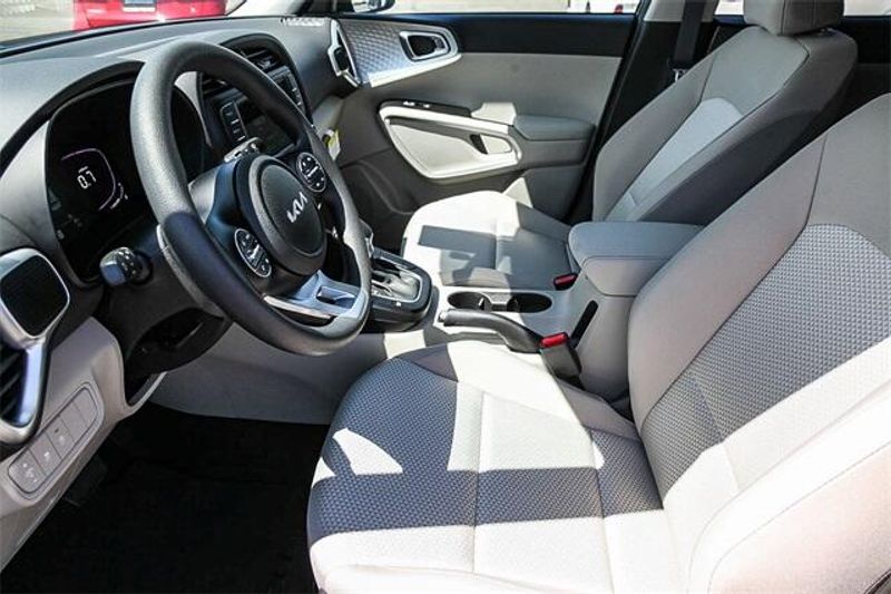New 2025 Kia Soul LXImage 8