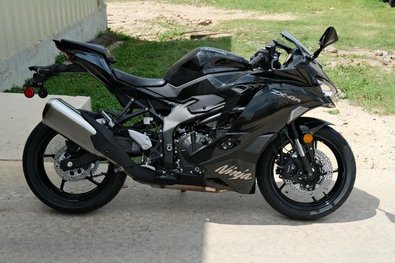 New 2025 Kawasaki NINJA ZX4R ABS METALLIC SPARK BLACK Image 2