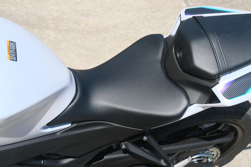 2025 Yamaha YZFR3 ABS LUNAR WHITE AND NEBULA BLUE Image 20