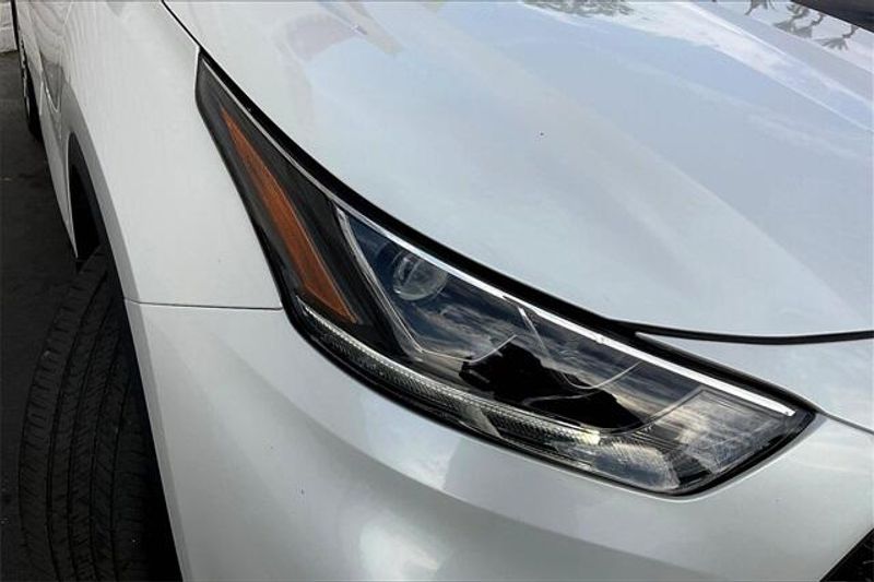 Used 2023 Toyota Highlander LimitedImage 3