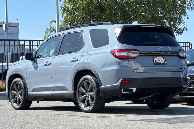Used 2023 Honda Pilot SportImage 6
