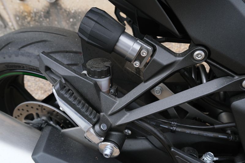 2023 Kawasaki NINJA 1000 SX EMERALD BLAZE GREEN AND METALLIC DIABLO BLACK AND METALLIC GRAPHITE GRAY Image 9
