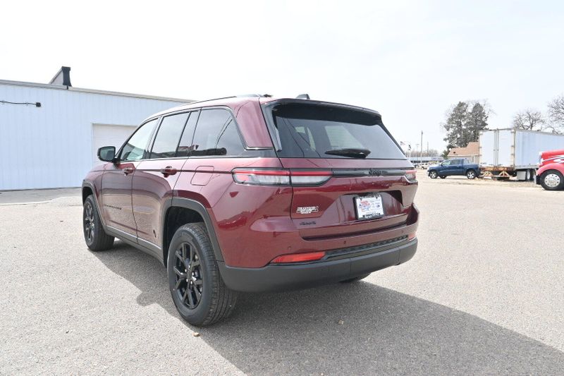 2025 Jeep Grand Cherokee Altitude XImage 6