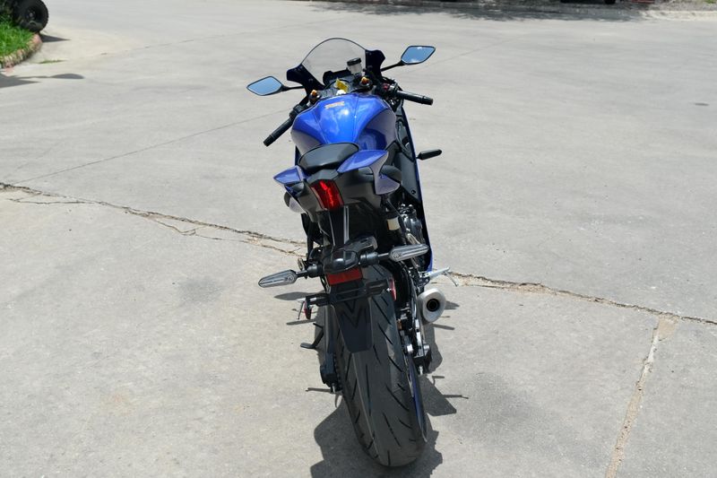 New 2025 Yamaha YZFR7 TEAM BLUE Image 8