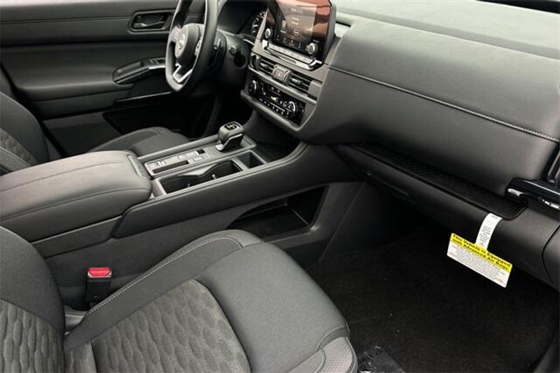 New 2025 Nissan Pathfinder SImage 14
