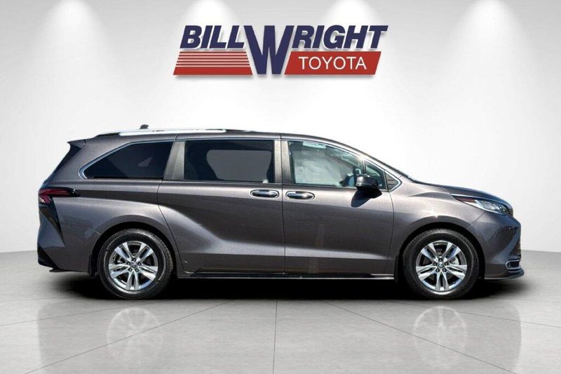 Used 2022 Toyota Sienna LimitedImage 2