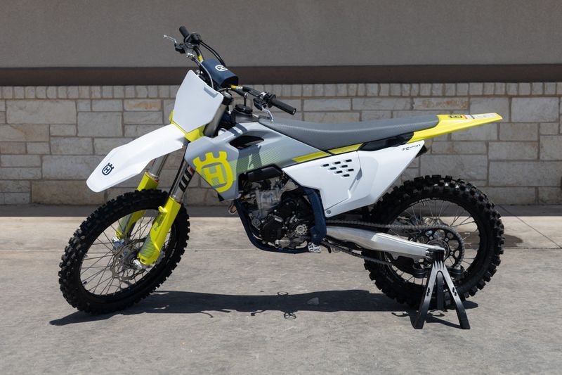 2024 HUSQVARNA FC 250 in a WHITE exterior color. Family PowerSports (877) 886-1997 familypowersports.com 