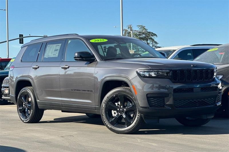 2025 Jeep Grand Cherokee Altitude photo 2