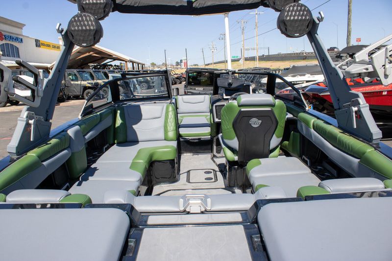 2023 MALIBU M220Image 11