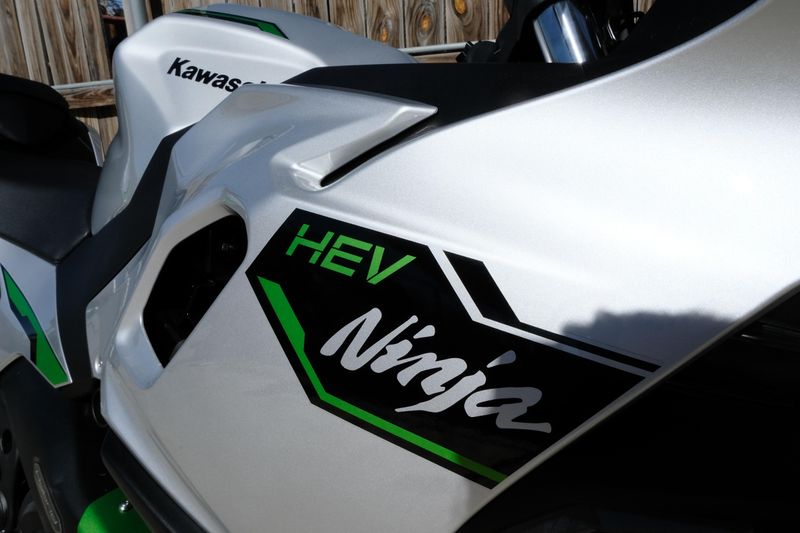 2024 Kawasaki NINJA 7 HYBRID ABS METALLIC BRIGHT SILVER AND METALLIC MATTE LIME GREEN AND EBONYImage 5