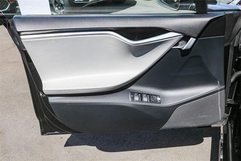2015 Tesla Model S 70DImage 21