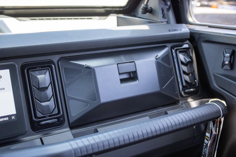 NEW 2026 CAN-AM DEFENDER LIMITED CAB HD11 Image 16