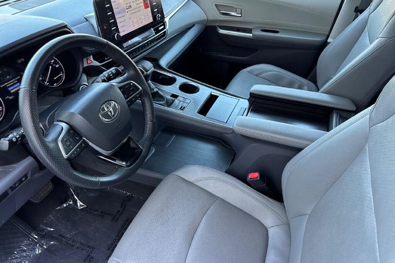 Used 2022 Toyota Sienna LimitedImage 9