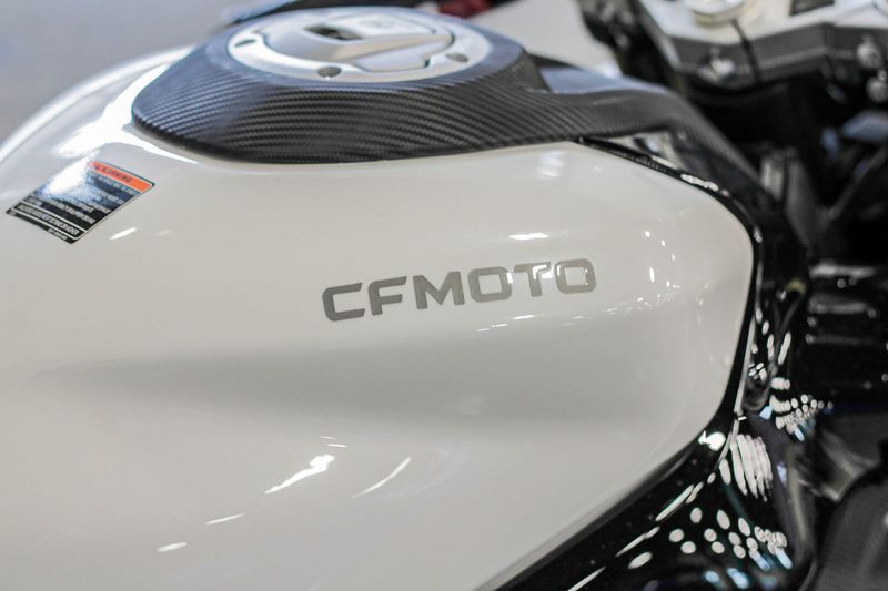 2024 CFMOTO 450SS NEBULA WHITEImage 3