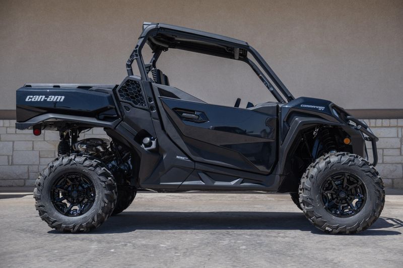 2025 Can-Am COMMANDER XT 700 TRIPLE BLACKImage 2