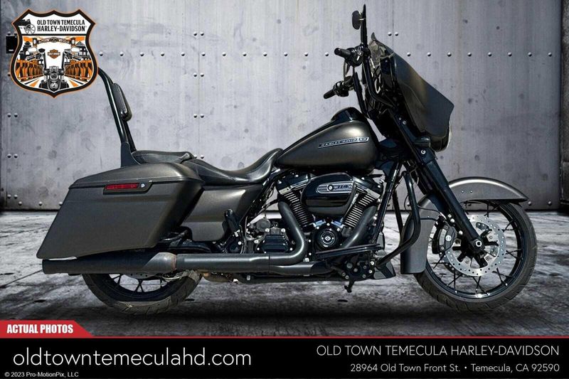 2020 Harley-Davidson Street Glide in a RVR RCK GRY DNM exterior color. BMW Motorcycles of Temecula – Southern California (951) 506-6903 bmwmotorcyclesoftemecula.com 