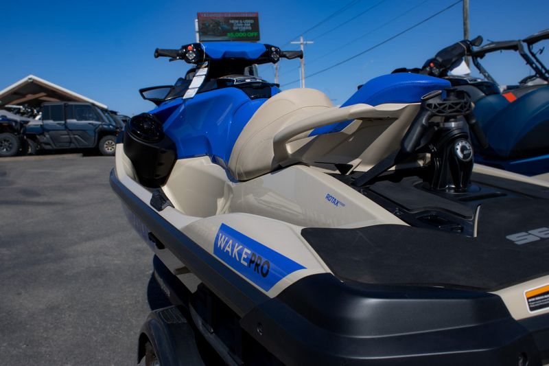 2025 SEADOO WAKE PRO 230 WITH SOUND SYSTEM IDF SAND AND DAZZLING BLUE Image 2