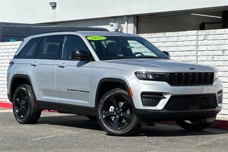 2025 Jeep Grand Cherokee Altitude photo 2