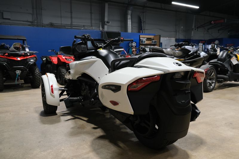 NEW 2026 CAN-AM SPYDER F3-T Image 3