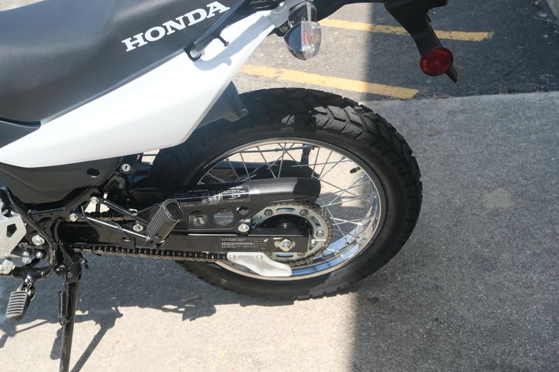 2025 Honda XR150L WHITE Image 8