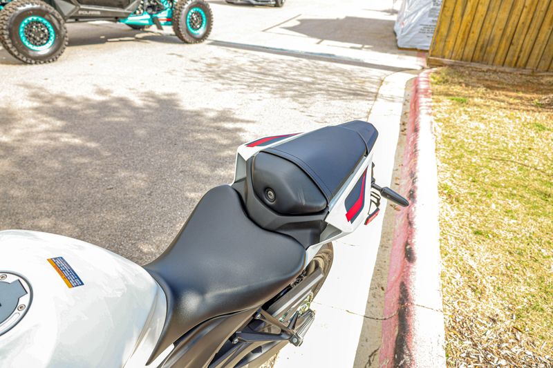 NEW 2026 YAMAHA YZFR3 ABS 70TH ANNIVERSARY EDITION Image 15