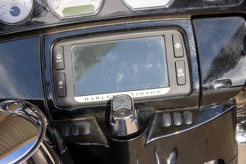 USED 2017 HARLEY STREET GLIDE SPECIAL Image 20