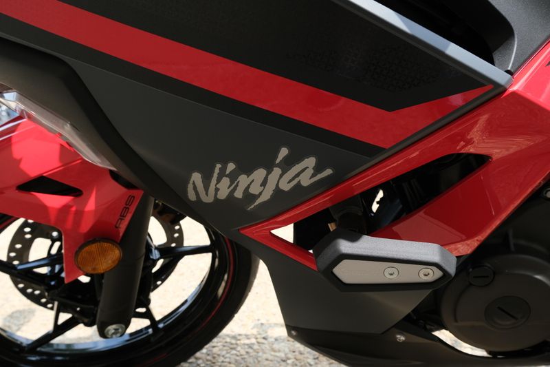 2025 Kawasaki NINJA 500 SE ABS PASSION RED AND METALLIC FLAT SPARK BLACK AND METALLIC MATTE DARK GRAY Image 16