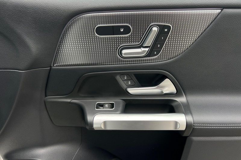2023 Mercedes-Benz EQB 300Image 20