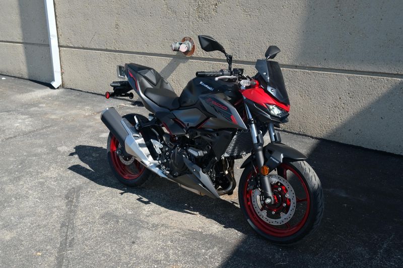 2025 Kawasaki Z500 SE ABS CANDY PERSIMMON RED AND METALLIC FLAT SPARK BLACK AND METALLIC MATTE GRAPHENESTEEL GRAY Image 1