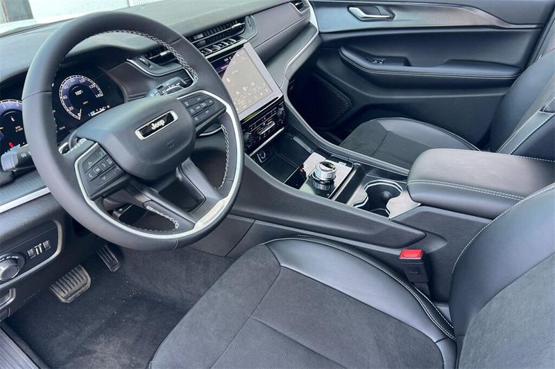 2025 Jeep Grand Cherokee Altitude photo 10