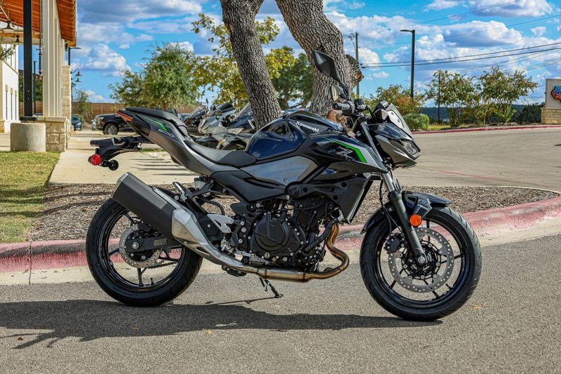 2025 Kawasaki Z500 ABS METALLIC SPARK BLACK AND METALLIC MATTE GRAPHENESTEEL GRAY Image 2