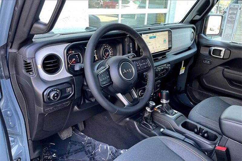 2025 Jeep Gladiator Willys photo 6