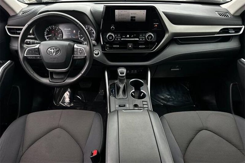 Used 2024 Toyota Highlander LEImage 11