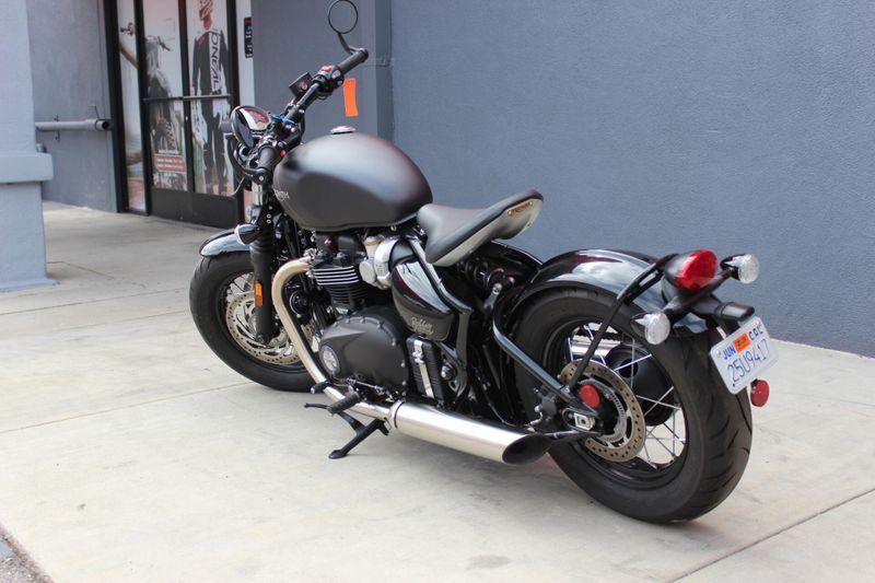 2022 Triumph Bonneville Bobber (Euro 5a) Base Image 6