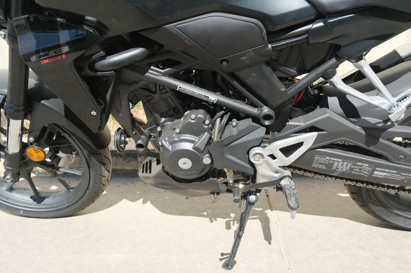 NEW 2025 HONDA CB300R ABS Image 17