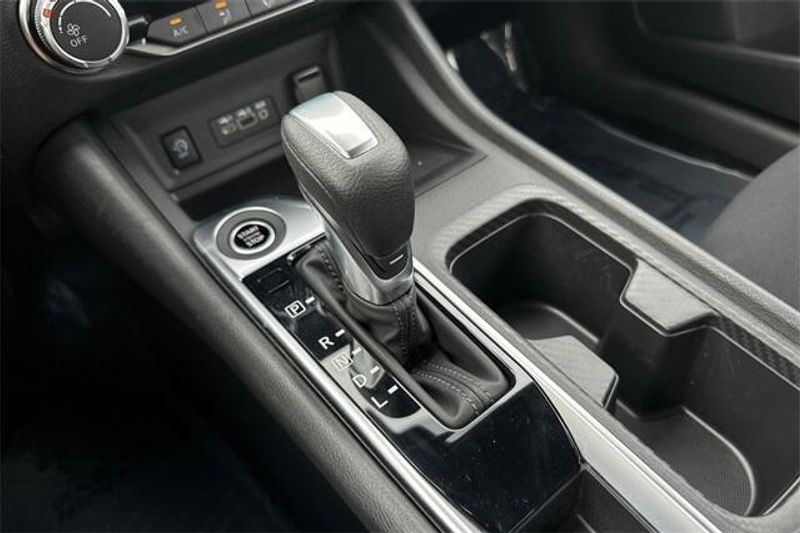 New 2025 Nissan Sentra SVImage 17