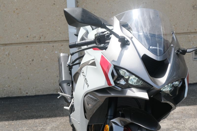 2025 Kawasaki NINJA ZX6R PEARL ROBOTIC WHITE AND METALLIC GRAPHITE GRAY Image 2